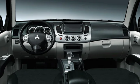 Mitsubishi L200 2012 front view