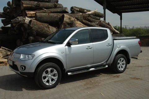 Mitsubishi L200 Double Cab 2.5 DI-D 4WD Invite 2012 view 8