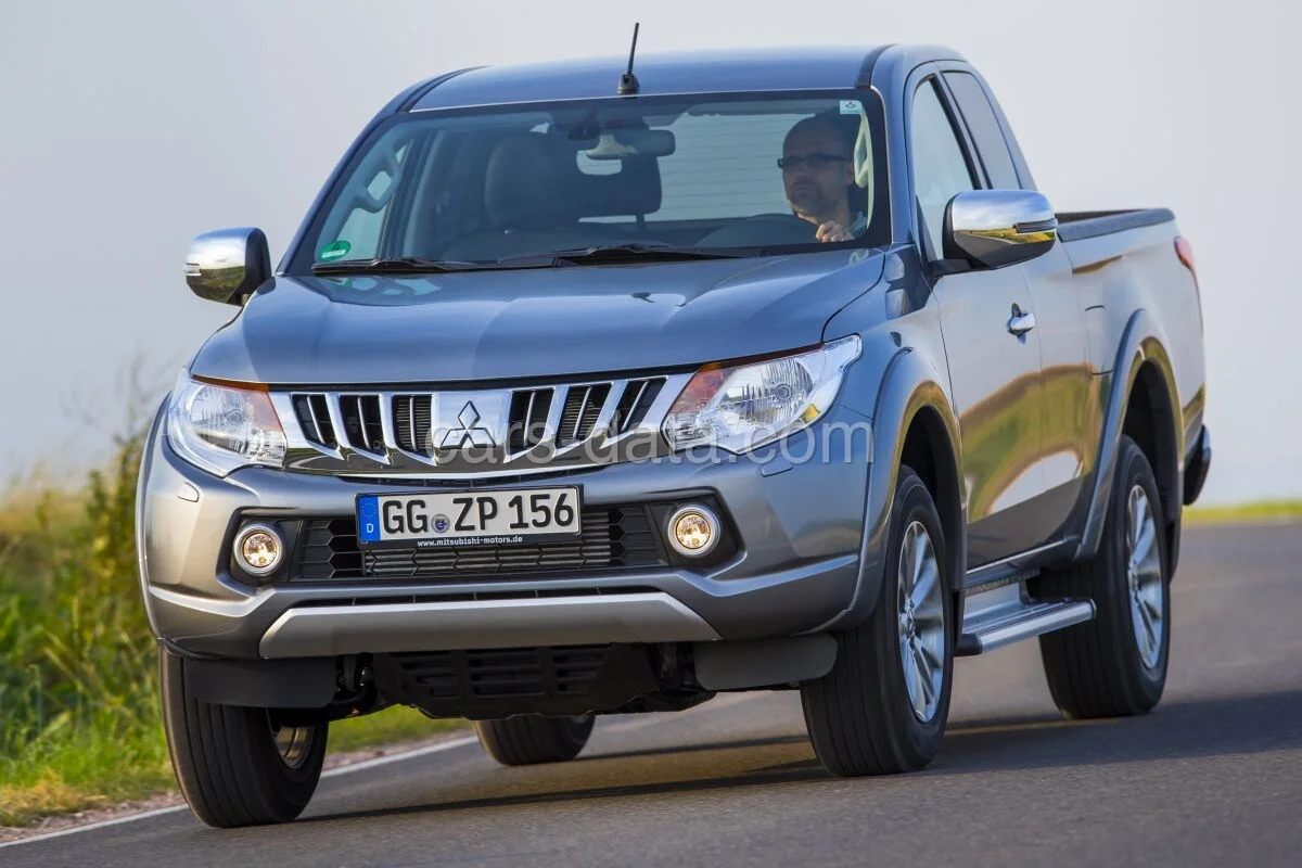 Mitsubishi L200 Club Cab 2.4 DI-D ClearTec Invite 2015 front view