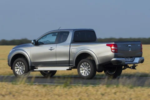 Mitsubishi L200 Club Cab 2.4 DI-D ClearTec Invite 2015 view 2