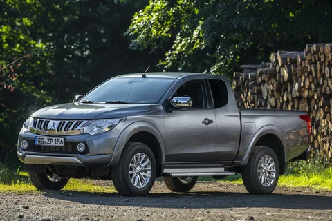 Mitsubishi L200 Club Cab 2.4 DI-D ClearTec Invite 2015 view 3