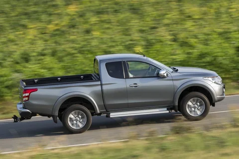 Mitsubishi L200 Club Cab 2.4 DI-D ClearTec Invite 2015 view 8