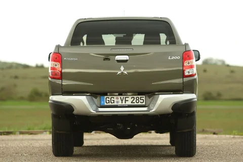 Mitsubishi L200 Double Cab 2.4 DI-D Instyle 2015 view 3