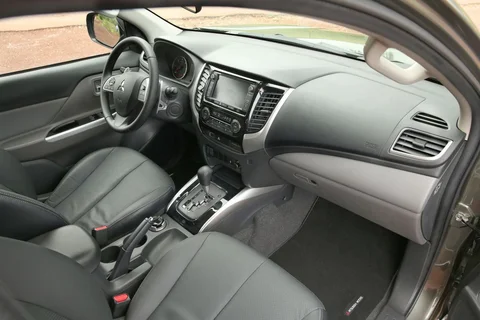 Mitsubishi L200 Double Cab 2.4 DI-D Instyle 2015 view 4