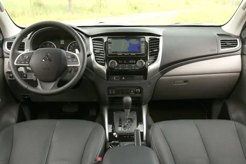 Mitsubishi L200 Double Cab 2.4 DI-D Instyle 2015 view 5