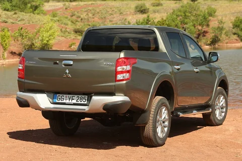 Mitsubishi L200 Double Cab 2.4 DI-D Instyle 2015 view 8