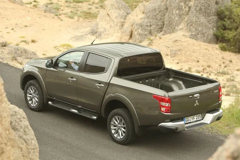 Mitsubishi L200 Double Cab 2.4 DI-D Instyle 2015 view 9