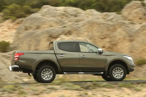 Mitsubishi L200 Double Cab 2.4 DI-D Instyle 2015 view 10