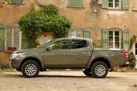 Mitsubishi L200 Double Cab 2.4 DI-D Instyle 2015 view 11