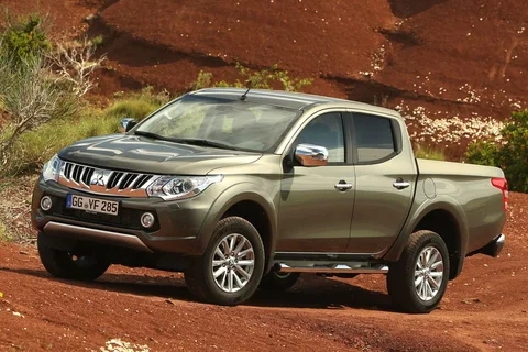 Mitsubishi L200 Double Cab 2.4 DI-D Instyle 2015 view 12