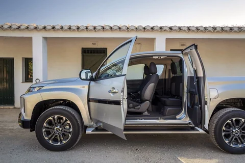 Mitsubishi L200 Club Cab 2.2 DI-D ClearTec Intense 2020 view 5