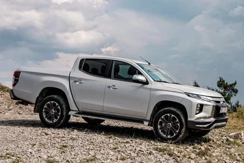Mitsubishi L200 Double Cab 2.2 DI-D Instyle 2020 view 2