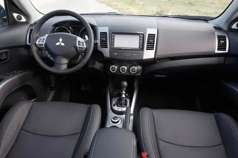 Mitsubishi Outlander 2010 front view