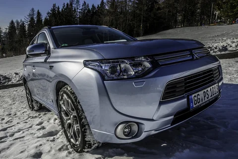 Mitsubishi Outlander PHEV Executive Edition 2013 view 1