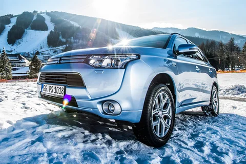 Mitsubishi Outlander PHEV Executive Edition 2013 view 2