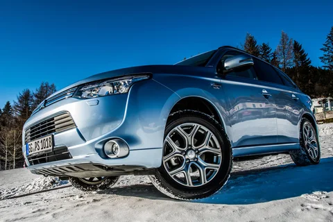 Mitsubishi Outlander PHEV Executive Edition 2013 view 3