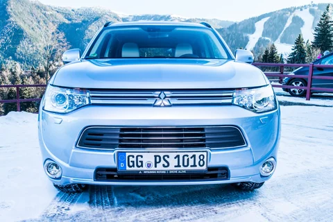 Mitsubishi Outlander PHEV Executive Edition 2013 view 8