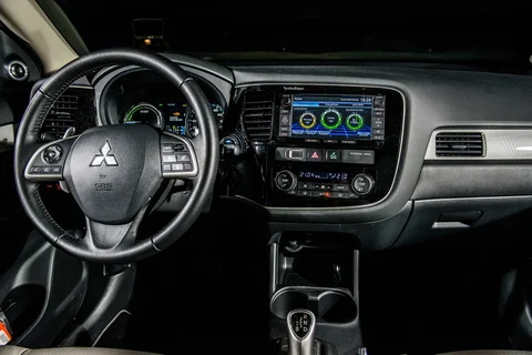 Mitsubishi Outlander PHEV Executive Edition 2013 view 11