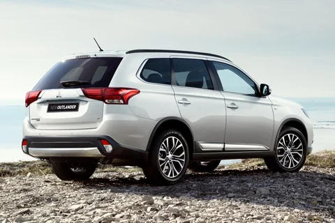Mitsubishi Outlander PHEV Executive Edition 2015 view 3