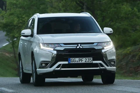 Mitsubishi Outlander PHEV Pure 2018 view 2