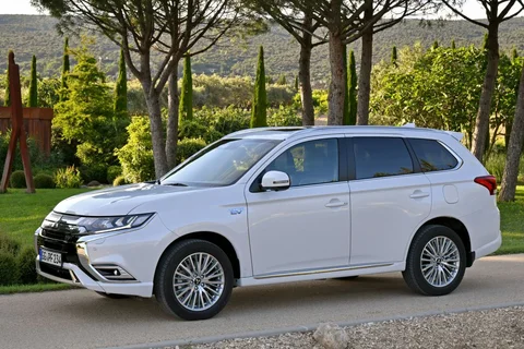 Mitsubishi Outlander PHEV Pure 2018 view 10