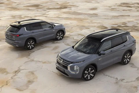 Mitsubishi Outlander PHEV Intense 2025 view 2