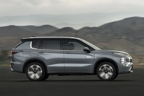 Mitsubishi Outlander PHEV Intense 2025 view 3
