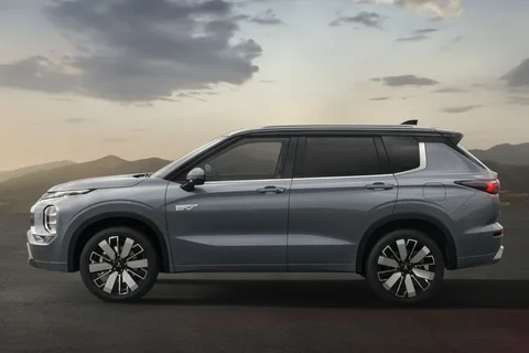 Mitsubishi Outlander PHEV Intense 2025 view 4