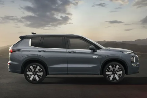 Mitsubishi Outlander PHEV Intense 2025 view 10