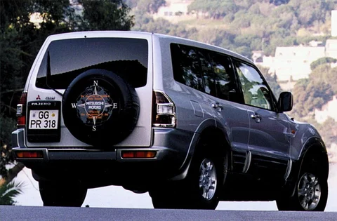 Mitsubishi Pajero 3.2 DiD GLX 2000 view 2
