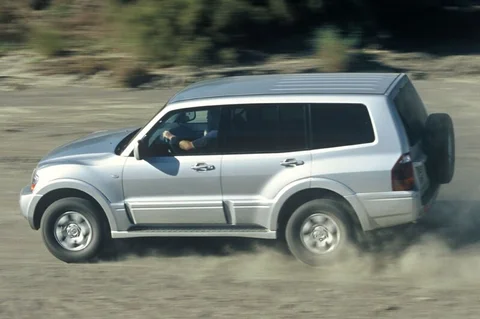 Mitsubishi Pajero 3.2 DiD Dakar 2005 view 4
