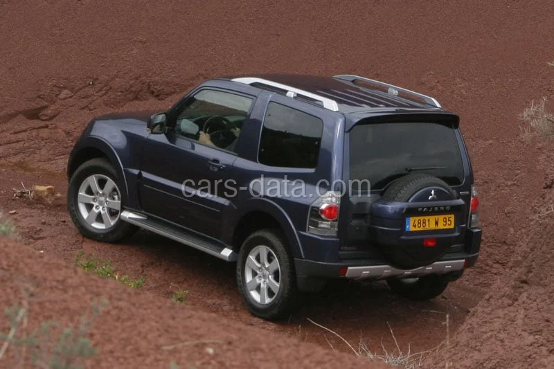 Mitsubishi Pajero SWB 3.2 DiD Intense 2009 front view