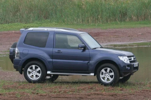 Mitsubishi Pajero SWB 3.2 DiD Intense 2009 view 3
