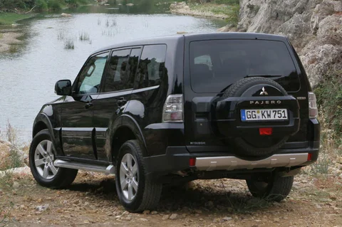 Mitsubishi Pajero LWB 3.2 DiD Intense 2006 view 2