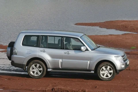 Mitsubishi Pajero LWB 3.2 DiD Intense 2006 view 9