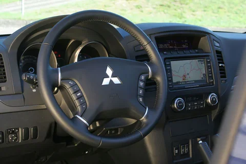 Mitsubishi Pajero LWB 3.2 DiD Intense 2006 view 12