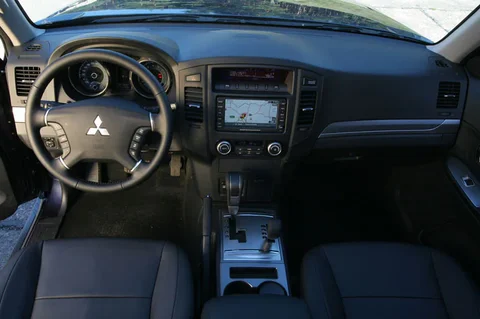 Mitsubishi Pajero SWB 3.2 DiD Intense 2009 view 12