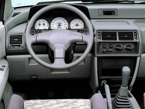 Mitsubishi Space Runner 1.8 GLXi 1991 view 3