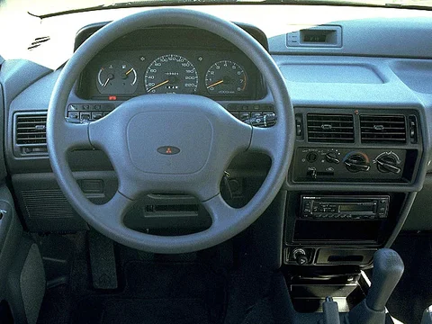 Mitsubishi Space Wagon 1.8 TD GLX 1991 view 4