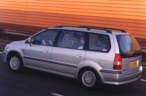 Mitsubishi Space Wagon 2.0 GLXi Base 2003 view 2