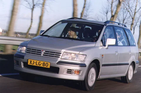 Mitsubishi Space Wagon 2.0 GLXi Base 2003 view 3
