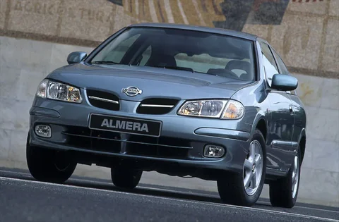 Nissan Almera 1.5 2000 view 4