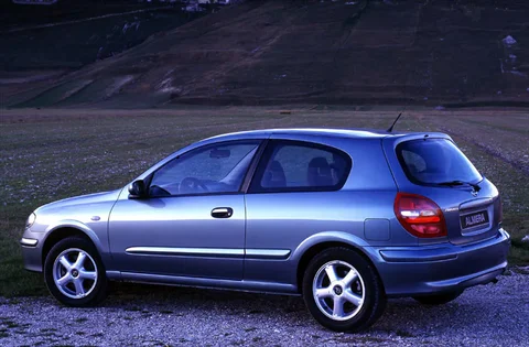 Nissan Almera 1.5 2000 view 2