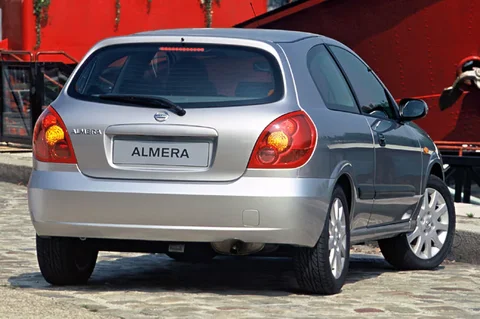 Nissan Almera 1.5 2002 view 9