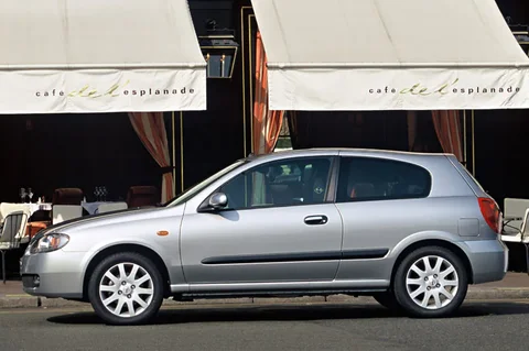Nissan Almera 1.5 2002 view 2