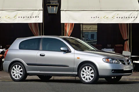 Nissan Almera 1.5 2002 view 3