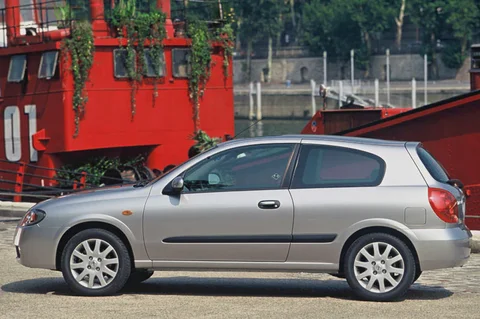 Nissan Almera 1.5 2002 view 4