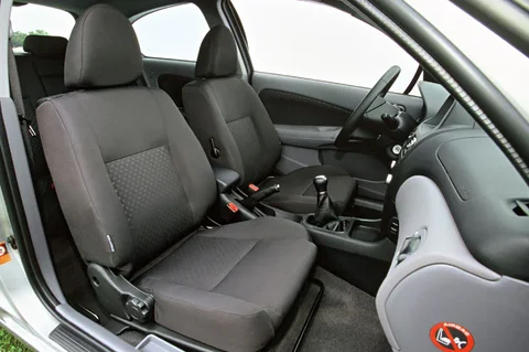Nissan Almera 1.5 2002 view 8