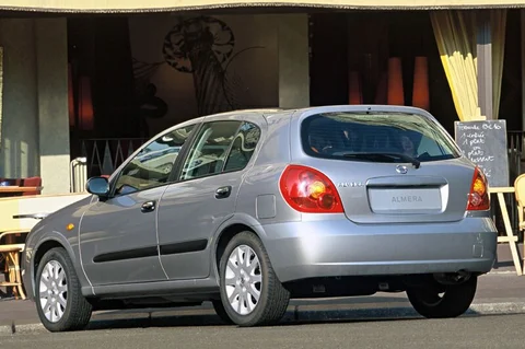 Nissan Almera 1.5 Acenta 2002 view 3