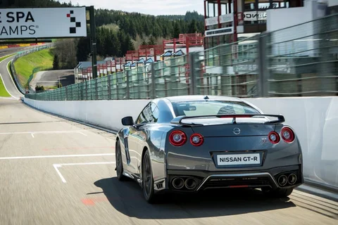 Nissan GT-R Prestige 2016 view 5
